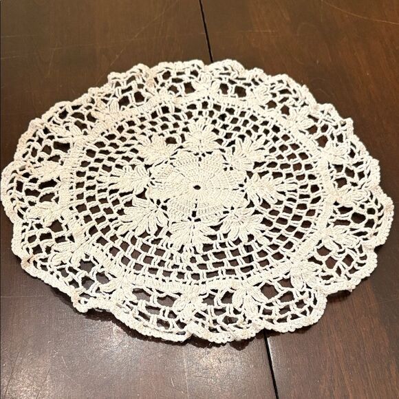 Elegant cream Crochet Doily - Picture 1 of 3